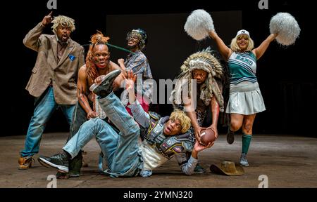 Les acteurs incarnent des Indiens d'Amérique dans une scène de football américain du Far West à Dark Noon, Edinburgh Festival Fringe, Écosse, Royaume-Uni Banque D'Images