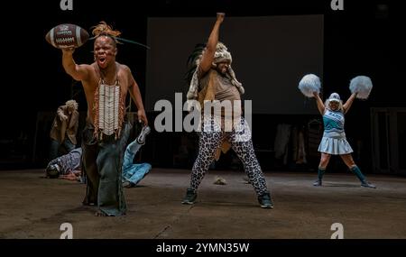 Les acteurs incarnent des Indiens d'Amérique dans une scène de football américain du Far West à Dark Noon, Edinburgh Festival Fringe, Écosse, Royaume-Uni Banque D'Images