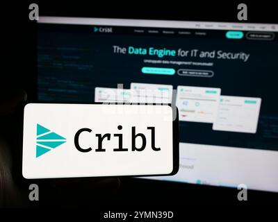 Dans cette illustration photo, une personne tient un smartphone avec le logo de la société américaine de logiciels Cribl Inc en face du site Web. (Photo timon Schneider / SOPA images/SIPA USA) *** strictement à des fins éditoriales *** Banque D'Images