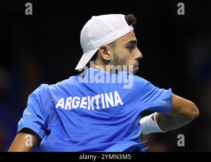 Malaga, Espagne. 21 novembre 2024. Francisco Cerundolo, d'Argentine, en action contre Lorenzo Musetti , d'Italie, lors des quarts de finale de la Coupe Davis 2024, au Palacio de Deportes Jose Maria Martin Carpena Arena à Malaga. Crédit : Isabel Infantes/Alamy Live News Banque D'Images