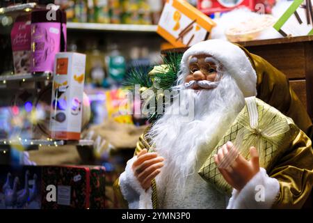 Affichages de Noël dans les vitrines de magasin à Thornbury sud Glos Royaume-Uni Santa Claus ; Père noël ou Père noël Banque D'Images