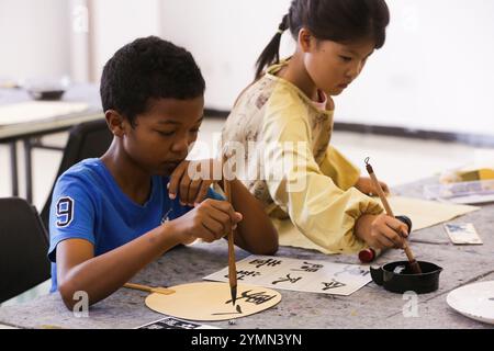 Dar es Salaam, Tanzanie. 8 novembre 2024. Les enfants apprennent la calligraphie chinoise au Centre culturel chinois de Dar es Salaam, Tanzanie, le 8 novembre 2024. POUR ALLER AVEC 'Feature : centre culturel ponts chinois, tanzaniens enfants, favoriser l'amitié' crédit : Emmanuel Herman/Xinhua/Alamy Live News Banque D'Images