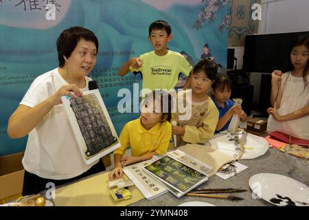 Dar es Salaam, Tanzanie. 8 novembre 2024. Feng Yingqiao enseigne la calligraphie chinoise aux enfants au Centre culturel chinois de Dar es Salaam, Tanzanie, le 8 novembre 2024. POUR ALLER AVEC 'Feature : centre culturel ponts chinois, tanzaniens enfants, favoriser l'amitié' crédit : Emmanuel Herman/Xinhua/Alamy Live News Banque D'Images
