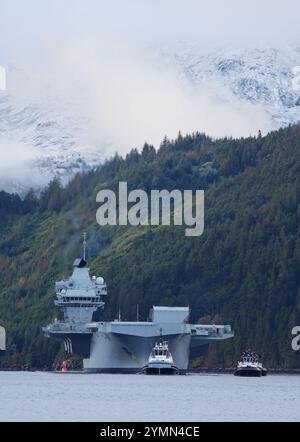 Le porte-avions de la Royal Navy HMS Prince of Wales arrive à Glenmallen sur le Loch long, à Argyll et Bute, avant l'ammunitioning, les procès et les activités liées à la défense. Date de la photo : vendredi 22 novembre 2024. Banque D'Images
