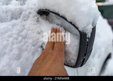 Préparation de la voiture pour la route, déneigement, dégivrage des rétroviseurs, dégivrage des rétroviseurs, déneigement des rétroviseurs de voiture Banque D'Images