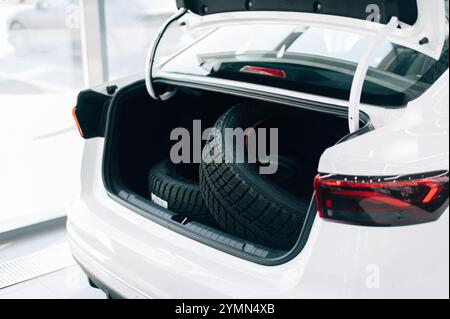 roues dans le coffre d'une voiture. Photo de haute qualité Banque D'Images