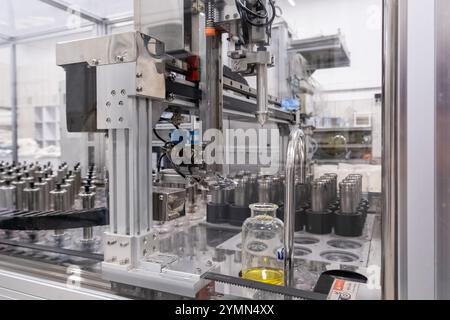Vue rapprochée d'une machine de haute technologie dans une usine, un centre d'essai ou un laboratoire de recherche et développement. Banque D'Images