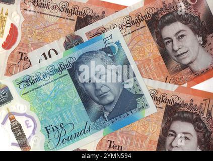 Un billet de 5 £ du roi Charles III du Royaume-Uni sur fond de 10 £. Banque D'Images