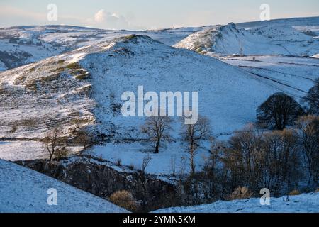 Une vue hivernale enneigée près de Earl Sterndale - Hitter Hill est au premier plan avec Chrome Hill et Hollins Hill au-delà, Peak District, Derbyshire Banque D'Images