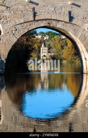 Le Moulin de Bagnols (ou Cordier) et les rives de l'Orbe vus à travers une arche du Pont-Vieux, en automne. Béziers, Occitanie, France Banque D'Images