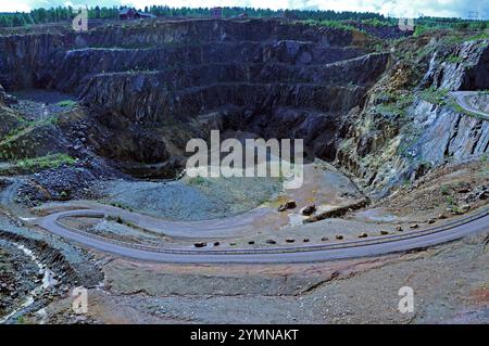 Blick in die Grube. Aufgegebene Baumaschinen auf der Grund-Sohle des Tagebaus. AB dem Mittelalter wurde hier Kupfer abgebaut. Seit 1992 ist die Grube stillgelegt. DAS Schwedenrot mit der sehr viele der Holzhäuser in Schweden traditionell gestrichen waren, wurde aus dem Abraum der Grube gewonnen. Die Stadt liegt environ 250 kilomètres nördlich von Stockholm. schweden 2017 - 84 *** vue dans la mine machines de construction abandonnées au fond de la mine à ciel ouvert le cuivre a été extrait ici à partir du moyen âge la mine a été fermée depuis 1992 le rouge suédois, qui a été traditionnellement utilisé t Banque D'Images