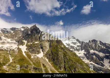 Dente di Gigante sommet de montagne dans les Alpes italiennes. Massiv du Mont Blanc, Monte Bianco di Courmayeur. Vue sur le pic dent du géant depuis Skyway Montebainco Banque D'Images