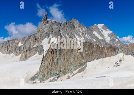 Dente di Gigante sommet de montagne dans les Alpes italiennes. Massiv du Mont Blanc, Monte Bianco di Courmayeur. Vue sur le pic dent du géant depuis Skyway Montebainco Banque D'Images