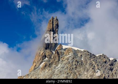 Dente di Gigante sommet de montagne dans les Alpes italiennes. Massiv du Mont Blanc, Monte Bianco di Courmayeur. Vue sur le pic dent du géant depuis Skyway Montebainco Banque D'Images