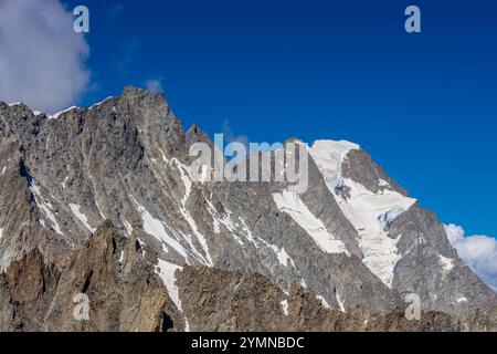 Dente di Gigante sommet de montagne dans les Alpes italiennes. Massiv du Mont Blanc, Monte Bianco di Courmayeur. Vue sur le pic dent du géant depuis Skyway Montebainco Banque D'Images