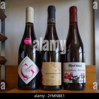 Londres, Royaume-Uni. 22 novembre 2024. Le premier assortiment Beaujolais Nouveau 2024 arrive au Royaume-Uni directement depuis la France. Le vin rouge jeune et léger, issu du cépage Gamay, est traditionnellement libéré le troisième jeudi de novembre, cette année le jeudi 21. Crédit : Malcolm Park/Alamy Live News Banque D'Images