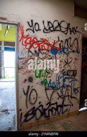 Yorkshire, Royaume-Uni : 31 mai 2024 – le bâtiment abandonné de vestiaires du terrain de sport Castle College est négligé et couvert de graffitis Banque D'Images