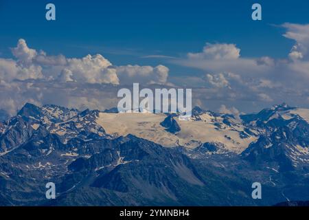Dente di Gigante sommet de montagne dans les Alpes italiennes. Massiv du Mont Blanc, Monte Bianco di Courmayeur. Vue sur le pic dent du géant depuis Skyway Montebainco Banque D'Images