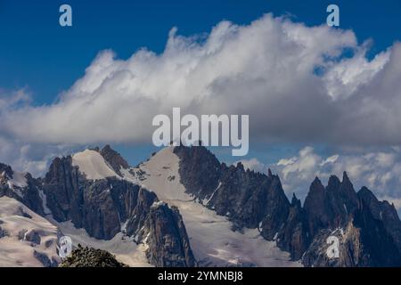 Dente di Gigante sommet de montagne dans les Alpes italiennes. Massiv du Mont Blanc, Monte Bianco di Courmayeur. Vue sur le pic dent du géant depuis Skyway Montebainco Banque D'Images