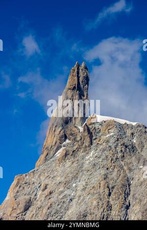 Dente di Gigante sommet de montagne dans les Alpes italiennes. Massiv du Mont Blanc, Monte Bianco di Courmayeur. Vue sur le pic dent du géant depuis Skyway Montebainco Banque D'Images