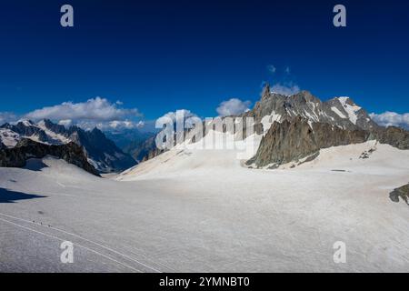 Dente di Gigante sommet de montagne dans les Alpes italiennes. Massiv du Mont Blanc, Monte Bianco di Courmayeur. Vue sur le pic dent du géant depuis Skyway Montebainco Banque D'Images