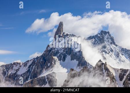 Dente di Gigante sommet de montagne dans les Alpes italiennes. Massiv du Mont Blanc, Monte Bianco di Courmayeur. Vue sur le pic dent du géant depuis Skyway Montebainco Banque D'Images