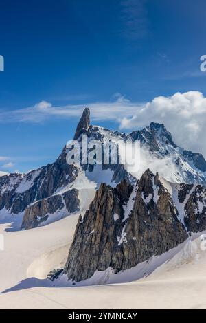 Dente di Gigante sommet de montagne dans les Alpes italiennes. Massiv du Mont Blanc, Monte Bianco di Courmayeur. Vue sur le pic dent du géant depuis Skyway Montebainco Banque D'Images