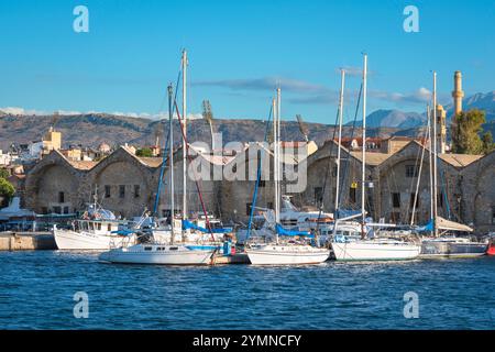 Chania Arsenali, vue sur le port intérieur de Chania (Hania) vers les bâtiments historiques vénitiens Arsenali du 16ème siècle, Crète, Grèce Banque D'Images