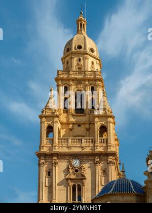 Murcie, Espagne - le campanile, mesurant trois cents pieds, est le plus haut campanile d'Espagne et fait partie de la spectaculaire façade de la cathédrale Banque D'Images