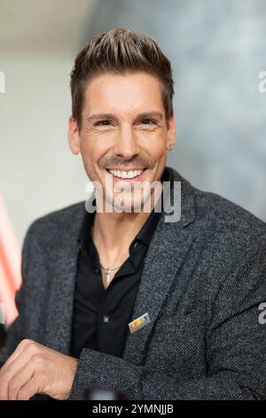 Huerth, Deutschland. 22 novembre 2024. Norman LANGEN, chanteur pop, chanteur, musicien, 29e RTL don marathon 'We Help Children', télévision, 21-22.11.2024, Huerth, Allemagne, crédit : dpa/Alamy Live News Banque D'Images