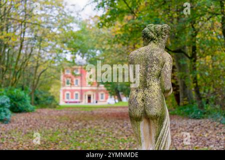Une statue debout dans le domaine de Lytham Hall, une demeure ancestrale à Lytham, Lancashire, Royaume-Uni Banque D'Images