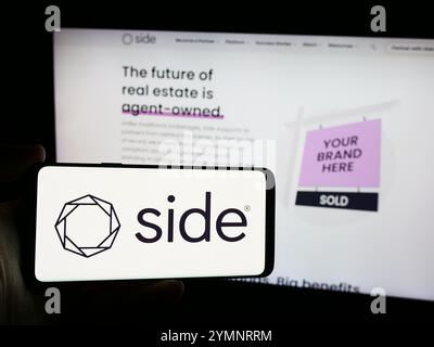 Allemagne. 12 juillet 2024. Dans cette illustration photo, une personne tient un téléphone portable avec le logo de la société américaine de courtage immobilier Side Real Estate Inc devant la page Web. (Photo timon Schneider/SOPA images/SIPA USA) *** strictement à des fins éditoriales *** crédit : SIPA USA/Alamy Live News Banque D'Images