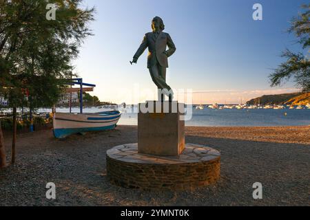 Cadaques, Espagne - 9 septembre 2014 : Statue de Salvador Dali située près du bord de mer au lever du soleil avec une vue pittoresque sur la mer Méditerranée et Banque D'Images