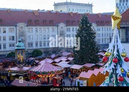 22 novembre 2024, Saxe-Anhalt, Magdebourg : les visiteurs se promènent dans le marché de Noël de Magdebourg. Les stands et manèges du marché de Noël de la capitale de l'État de Saxe-Anhalt ont ouvert dans l'après-midi. Cependant, l'ouverture officielle n'est prévue qu'après le dimanche des morts le 25 novembre 2024, lorsque les lumières du sapin de Noël seront également allumées. Photo : Klaus-Dietmar Gabbert/dpa Banque D'Images