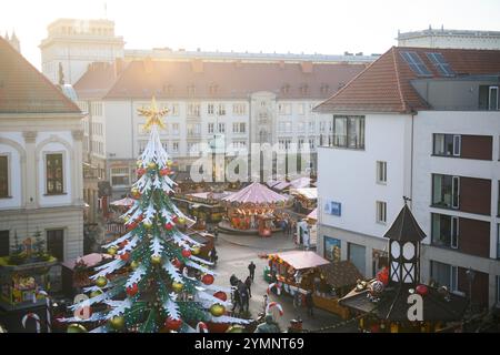 22 novembre 2024, Saxe-Anhalt, Magdebourg : les visiteurs se promènent dans le marché de Noël de Magdebourg. Les stands et manèges du marché de Noël de la capitale de l'État de Saxe-Anhalt ont ouvert dans l'après-midi. Cependant, l'ouverture officielle n'est prévue qu'après le dimanche des morts le 25 novembre 2024, lorsque les lumières du sapin de Noël seront également allumées. Photo : Klaus-Dietmar Gabbert/dpa Banque D'Images