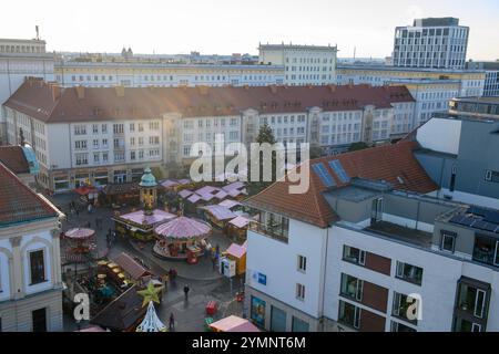 22 novembre 2024, Saxe-Anhalt, Magdebourg : les visiteurs se promènent dans le marché de Noël de Magdebourg. Les stands et manèges du marché de Noël de la capitale de l'État de Saxe-Anhalt ont ouvert dans l'après-midi. Cependant, l'ouverture officielle n'est prévue qu'après le dimanche des morts le 25 novembre 2024, lorsque les lumières du sapin de Noël seront également allumées. Photo : Klaus-Dietmar Gabbert/dpa Banque D'Images