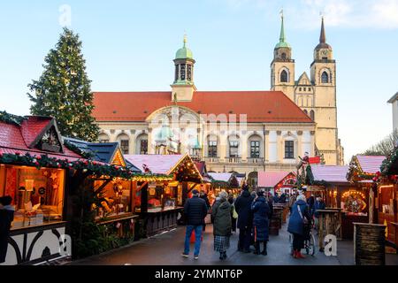 22 novembre 2024, Saxe-Anhalt, Magdebourg : les visiteurs se promènent dans le marché de Noël de Magdebourg. Les stands et manèges du marché de Noël de la capitale de l'État de Saxe-Anhalt ont ouvert dans l'après-midi. Cependant, l'ouverture officielle n'est prévue qu'après le dimanche des morts le 25 novembre 2024, lorsque les lumières du sapin de Noël seront également allumées. Photo : Klaus-Dietmar Gabbert/dpa Banque D'Images