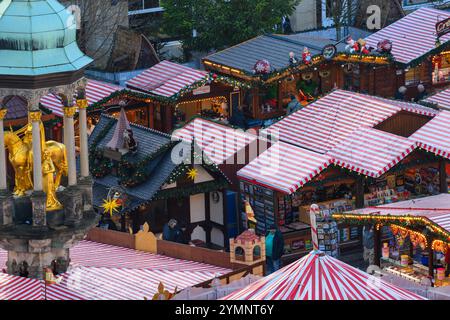 22 novembre 2024, Saxe-Anhalt, Magdebourg : les visiteurs se promènent dans le marché de Noël de Magdebourg. Les stands et manèges du marché de Noël de la capitale de l'État de Saxe-Anhalt ont ouvert dans l'après-midi. Cependant, l'ouverture officielle n'est prévue qu'après le dimanche des morts le 25 novembre 2024, lorsque les lumières du sapin de Noël seront également allumées. Photo : Klaus-Dietmar Gabbert/dpa Banque D'Images