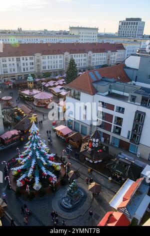 22 novembre 2024, Saxe-Anhalt, Magdebourg : les visiteurs se promènent dans le marché de Noël de Magdebourg. Les stands et manèges du marché de Noël de la capitale de l'État de Saxe-Anhalt ont ouvert dans l'après-midi. Cependant, l'ouverture officielle n'est prévue qu'après le dimanche des morts le 25 novembre 2024, lorsque les lumières du sapin de Noël seront également allumées. Photo : Klaus-Dietmar Gabbert/dpa Banque D'Images