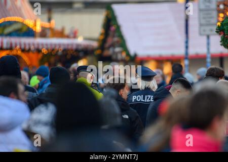 22 novembre 2024, Saxe-Anhalt, Magdebourg : les policiers marchent dans le marché de Noël de Magdebourg. Les stands et manèges du marché de Noël dans la capitale de l'État de Saxe-Anhalt ont ouvert cet après-midi. Cependant, l'ouverture officielle n'est prévue qu'après le dimanche des morts le 25 novembre 2024, lorsque les lumières du sapin de Noël seront également allumées. Photo : Klaus-Dietmar Gabbert/dpa Banque D'Images