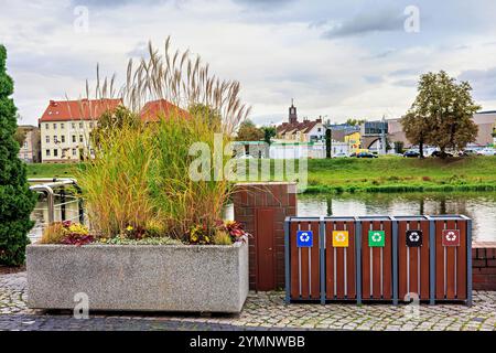 Conteneurs élégants pour la séparation des déchets sur le quai de la ville. Protéger l'environnement. Banque D'Images