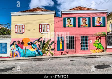 Dans le cadre du Festival Kaya Kaya 2024, l’artiste colombienne Viviana Grondona et Merly Trappenberg de Curaçao ont conçu deux façades de maisons à Otrabanda. Curaçao est connue depuis longtemps pour ses façades de maisons colorées. De plus en plus, les peintures murales artistiques embellissent de nombreux murs et donnent aux quartiers individuels une identité individuelle. Frederikstraat, Willemstad, Curaçao, Kòrsou Banque D'Images