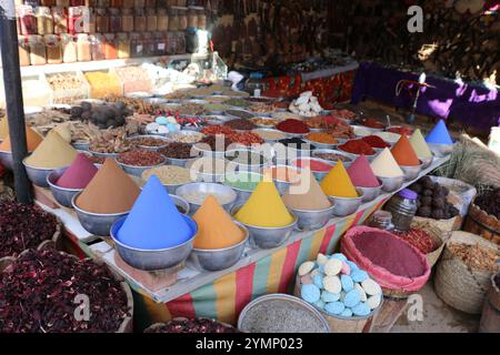 Marché local aux épices à Assouan - Egypte Banque D'Images