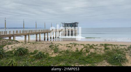 Durban Ushaka Beach jetée le long de Golden Mile Beach en Afrique du Sud, ciel nuageux Banque D'Images