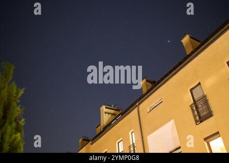 Varsovie, Pologne. 21 novembre 2024. Des étoiles sont vues au cours d'une nuit claire dans le ciel au-dessus de Varsovie, Pologne, le 21 novembre 2024. Crédit : Sipa USA/Alamy Live News Banque D'Images