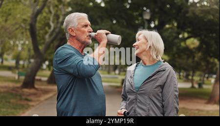 Extérieur, parc et couple mature avec eau potable, mariage et calme de l'exercice et de la remise en forme. Nature, heureux et les gens avec amour, formation et Banque D'Images