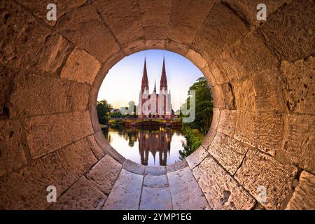 Église Saint Paul à Strasbourg canal reflet coucher de soleil vue à travers la fenêtre en pierre, région Alsace de la France Banque D'Images