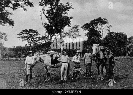 L'arrivée des chevaux de meute à Vailima, Samoa, où Robert Louis Stevenson s'était installé en 1891. D'après une sélection de photographies sur la vie de l'écrivain victorien Robert Louis Stevenson, publiées par T.N. Foulis en 1912. La qualité de l'image est assez variable - ceux-ci ont été publiés quelque dix-huit ans après le décès de Stevenson. Banque D'Images