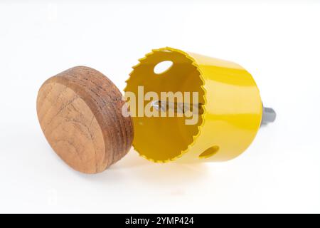 scie-cloche à arbre robuste pour percer des trous dans les planches de bois métallique, plâtre, isolé sur un fond blanc Banque D'Images