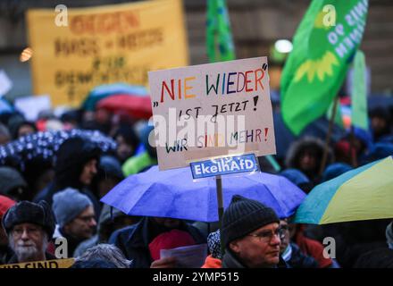 22 novembre 2024, Rhénanie du Nord-Westphalie, Aix-la-Chapelle : des manifestants se tiennent debout avec des pancartes au rassemblement « We are Aix-la-Chapelle » sur Theaterplatz. La manifestation est dirigée contre un événement de « dialogue avec les citoyens » de l'AFD. Photo : Oliver Berg/dpa Banque D'Images